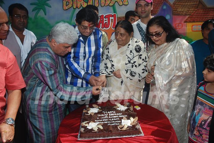 Javed Akhtar with Kishore Kumar's family gathers for Rumajis's birthday at Juhu