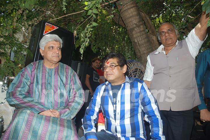 Javed Akhtar with Kishore Kumar's family gathers for Rumajis's birthday at Juhu