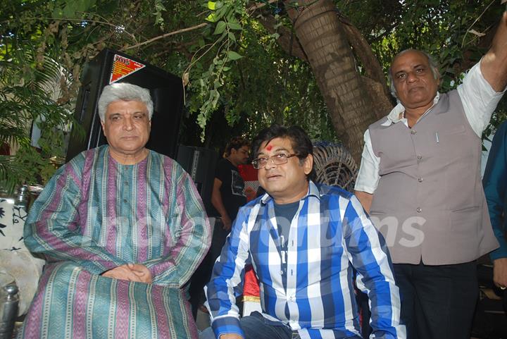 Javed Akhtar with Kishore Kumar's family gathers for Rumajis's birthday at Juhu