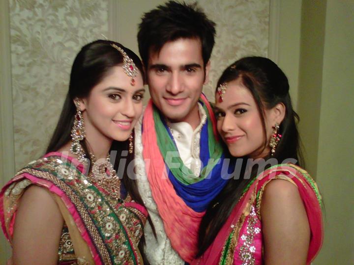 Viren, Jeevika and Manvi in Ek Hazaaron Mein Meri Behna Hain