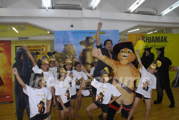 Choreographer Shiamak Davar promotes Hollywood film &quot;Puss in Boots&quot; at Mahalaxmi