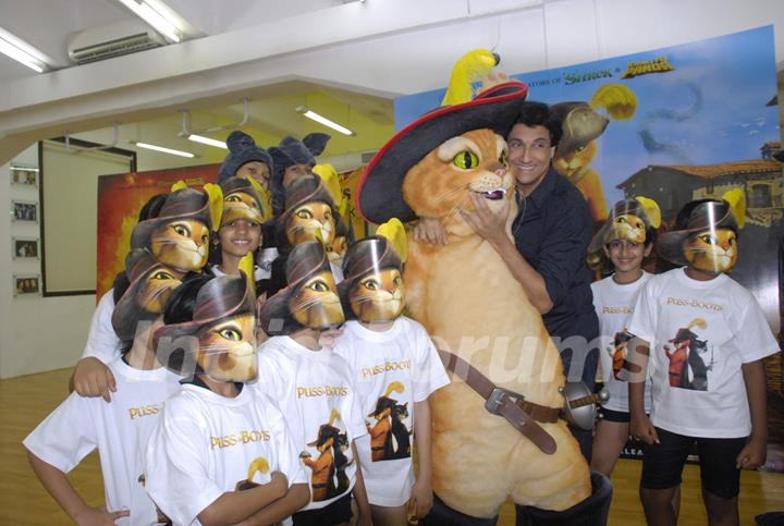 Choreographer Shiamak Davar promotes Hollywood film &quot;Puss in Boots&quot; at Mahalaxmi