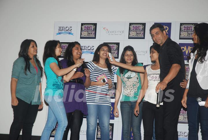 Akshay Kumar Promote Desi Boyz at Oberoi Mall