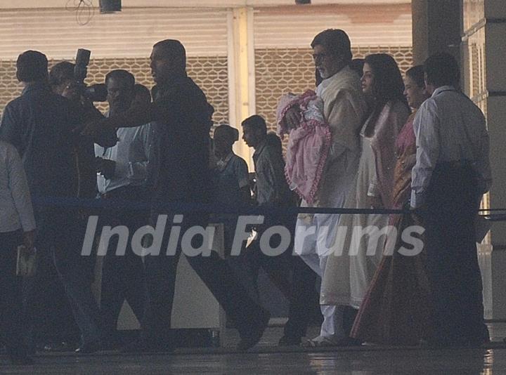 Amitabh Bachchan holds his granddaughter walking with Aishwarya leave the Seven Hills Hospital