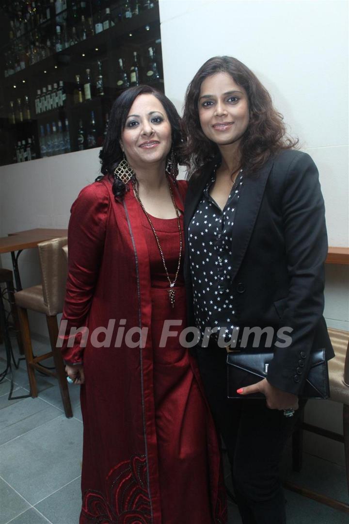 Neelam Singh with Mona Wedding Anniversary bash at Bistro Grill in Mumbai