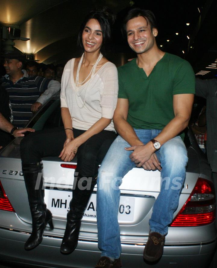 Vivek Oberoi and Mallika Sherawat promote their latest film 'Kismat Love Paisa Dilli' at Mumbai Airport