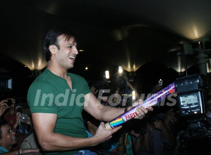 Vivek Oberoi promote his latest film 'Kismat Love Paisa Dilli' at Mumbai Airport