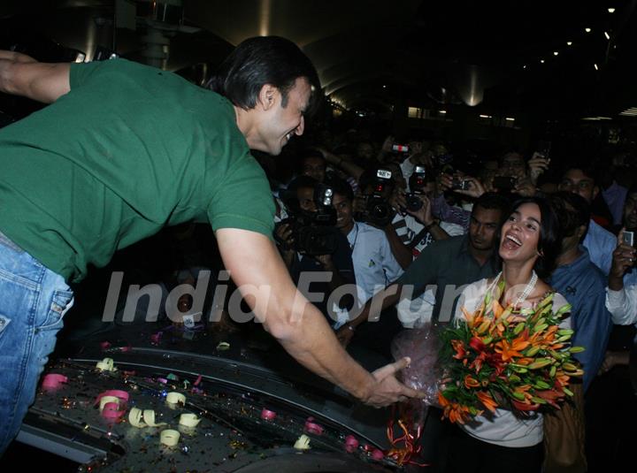 Vivek Oberoi and Mallika Sherawat promote their latest film 'Kismat Love Paisa Dilli' at Mumbai Airport