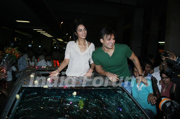 Vivek Oberoi and Mallika Sherawat promote their latest film 'Kismat Love Paisa Dilli' at Mumbai Airport