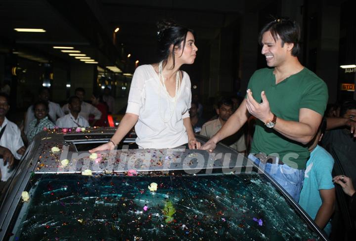 Vivek Oberoi and Mallika Sherawat promote their latest film 'Kismat Love Paisa Dilli' at Mumbai Airport