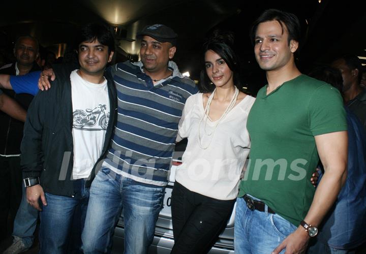 Vivek Oberoi and Mallika Sherawat promote their latest film 'Kismat Love Paisa Dilli' at Mumbai Airport