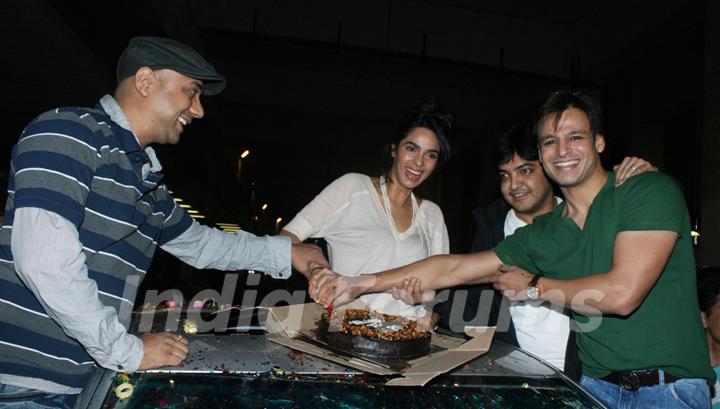 Vivek Oberoi and Mallika Sherawat promote their latest film 'Kismat Love Paisa Dilli' at Mumbai Airport