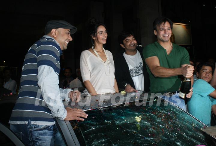 Vivek Oberoi and Mallika Sherawat promote their latest film 'Kismat Love Paisa Dilli' at Mumbai Airport