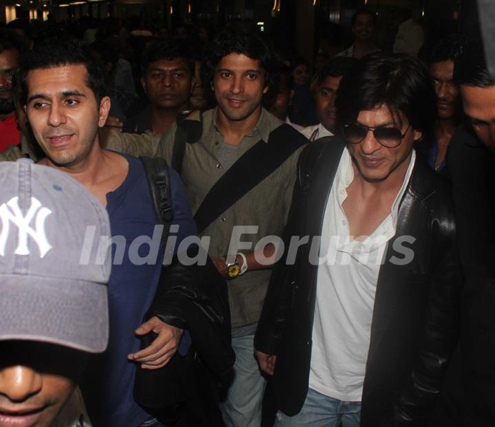 Shah Rukh Khan and Farhan Akhtar snapped at Mumbai International Airport