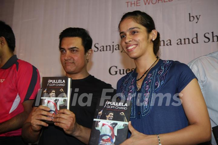 Aamir Khan and badminton ace Saina Nehwal at launch of 'PULLELA GOPICHAND'Book in Mumbai