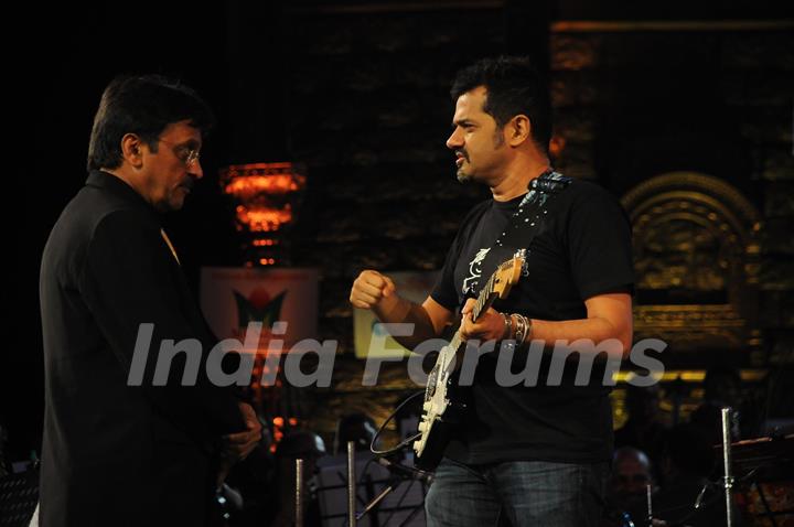 Jayantibhai with Ehsaan Noorani at Music Heals Concert held at Andheri Sports Complex in Mumbai