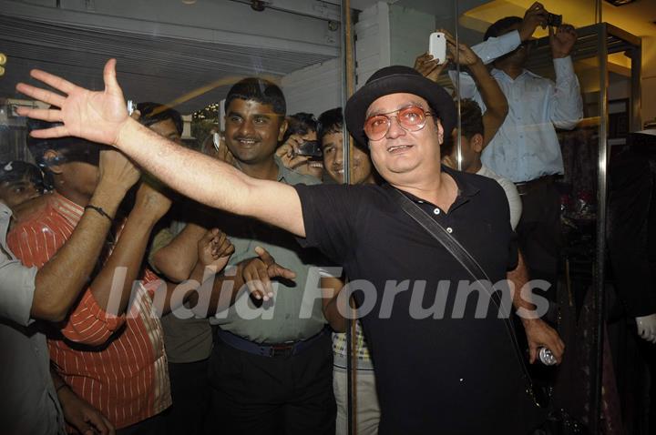 Vinay Pathak promote their film 'Pappu Can't Dance Saala' at Libas showroom in Mumbai