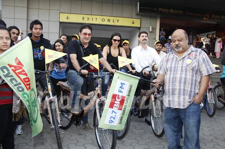 Neha Dupia, Vinay Pathak, Saurabh Shukla & Hockey player Yuvraj Valmaki at 92.7 BIG FM Cyclogreen rally