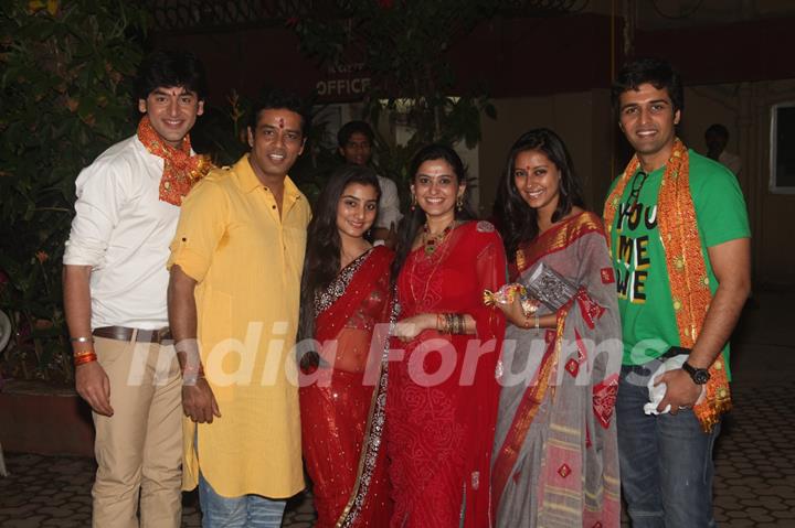 Shashank, Anup Soni, Neha Marda, Pratyusha and Sachin grace Smita Bansal Mata ki Chowki at her place