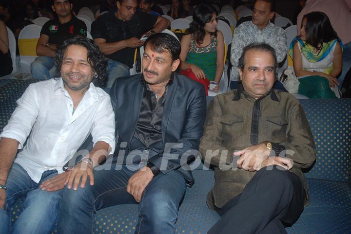 Suresh Wadkar, Kailash Kher and Manoj Tiwari unviels Sonu Nigam's music album at Andheri, Mumbai