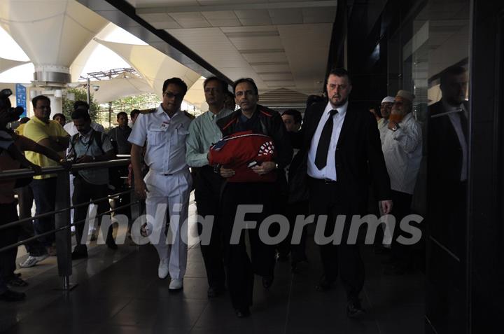 Dev Anand's ashes brought by his son Sunil Anand at Mumbai International Airport