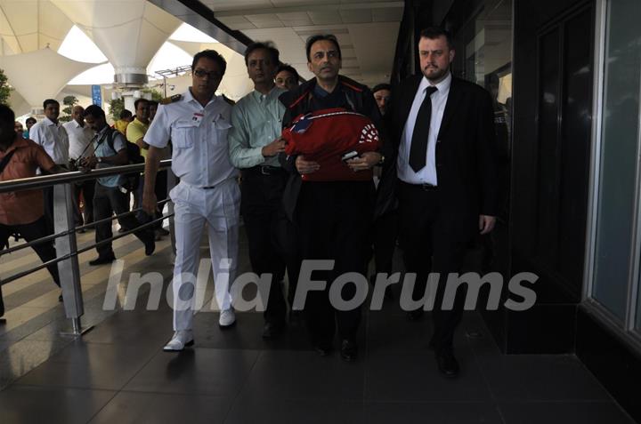 Dev Anand's ashes brought by his son Sunil Anand at Mumbai International Airport