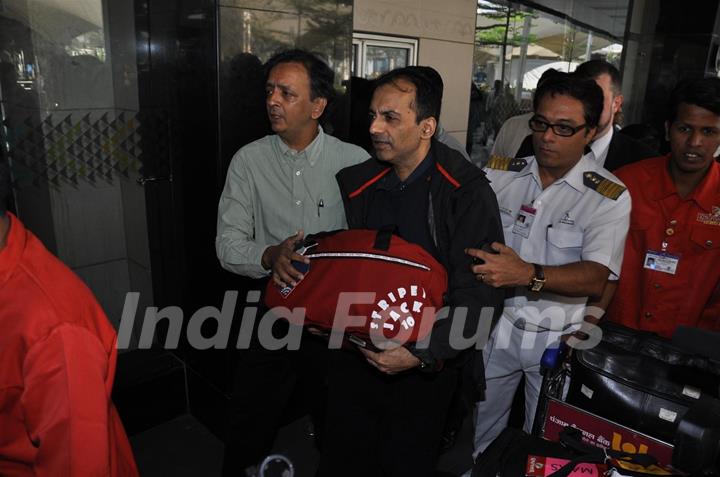 Dev Anand's ashes brought by his son Sunil Anand at Mumbai International Airport