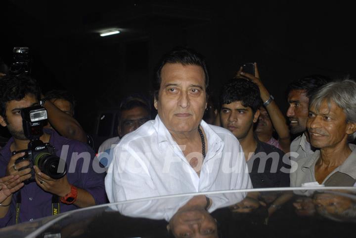 Vinod Khanna pays respect at Dev Anand's prayer meet at Mehboob studio.