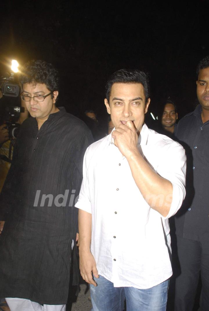 Aamir Khan pays respect at Dev Anand's prayer meet