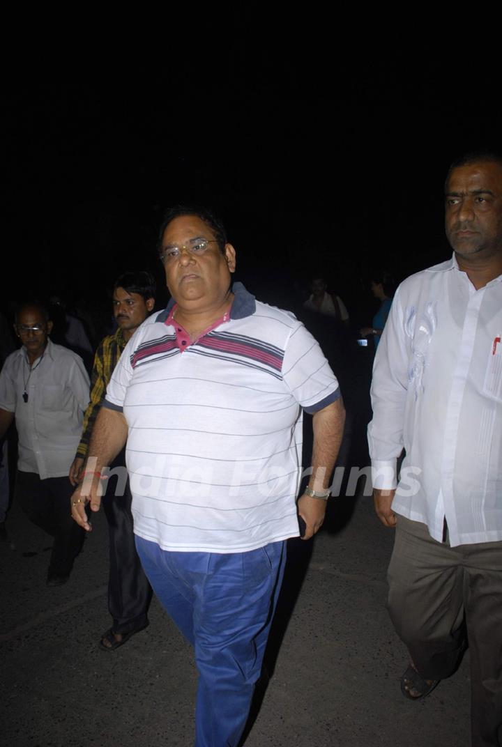 Satish Kaushik pays respect at Dev Anand's prayer meet