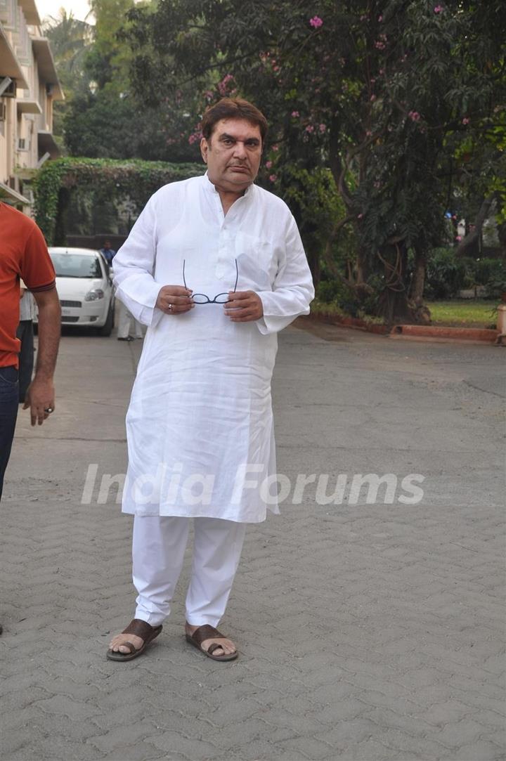 Raza Murad pays respect at Dev Anand's prayer meet at Mehboob studio