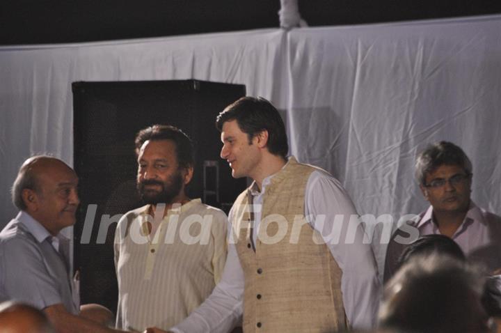 Shekhar Kapoor pays respect at Dev Anand's prayer meet