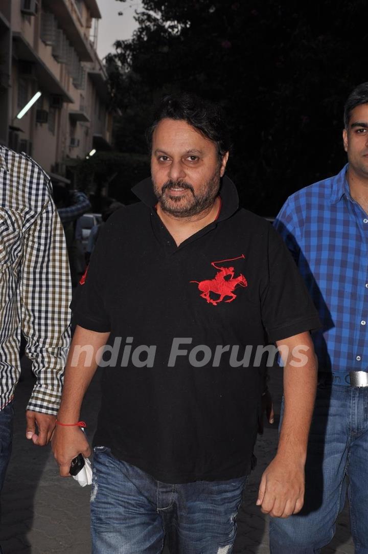 Anil Sharma pays respect at Dev Anand's prayer meet