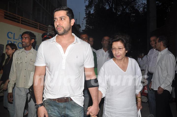 Aftab Shivdasani with mother pays respect at Dev Anand's prayer meet