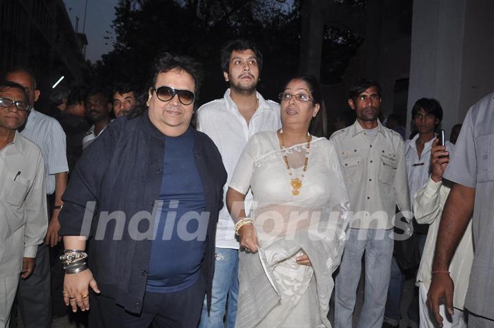 Bappi Lahiri with family pays respect at Dev Anand's prayer meet