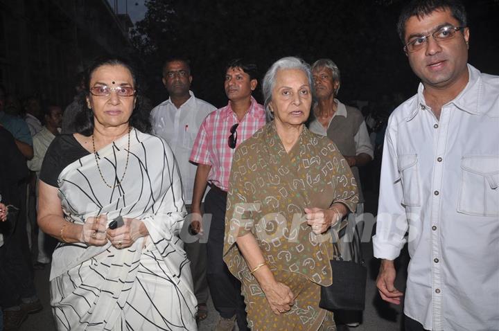 Asha Parekh and Waheeda Rehman pays respect at Dev Anand's prayer meet