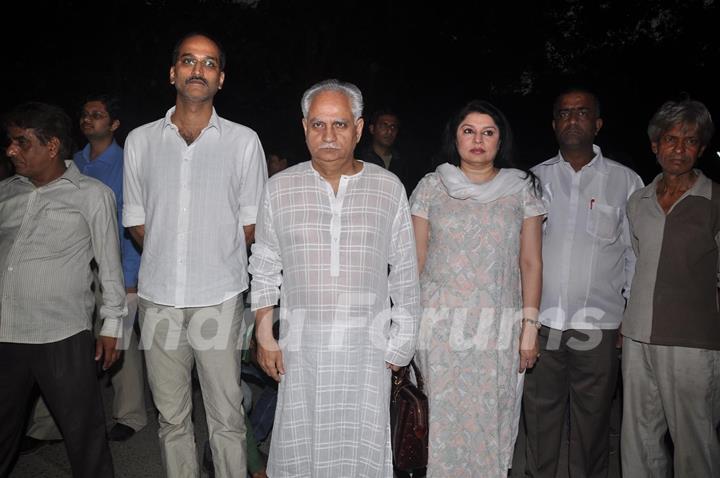 Rohan Sippy, Ramesh Sippy and Kiran Juneja pays respect at Dev Anand's prayer meet