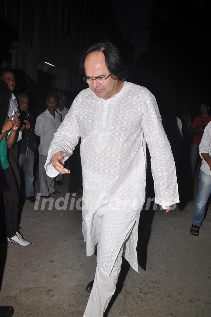 Farooque Shaikh pays respect at Dev Anand's prayer meet