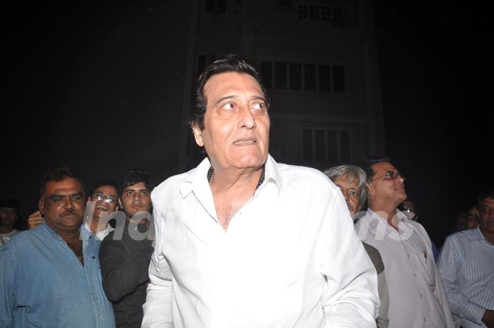 Vinod Khanna pays respect at Dev Anand's prayer meet