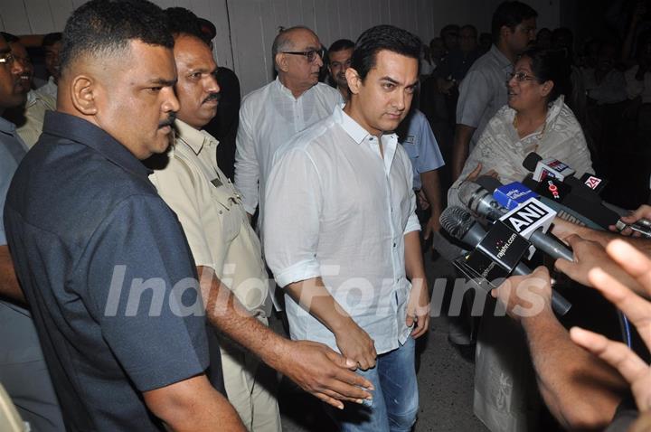 Aamir Khan pays respect at Dev Anand's prayer meet