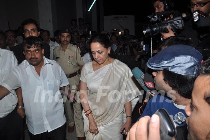 Hema Malini pays respect at Dev Anand's prayer meet