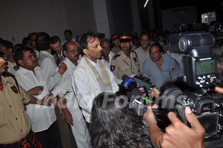 Bollywood celebs pays respect at Dev Anand's prayer meet at Mehboob studio