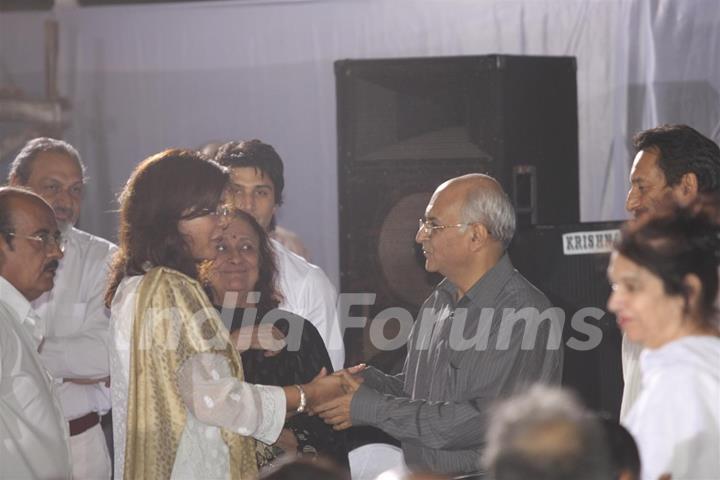 Zeenat Aman pays respect at Dev Anand's prayer meet