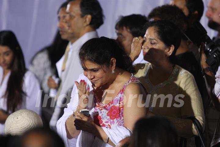 Bollywood celebs pays respect at Dev Anand's prayer meet at Mehboob studio