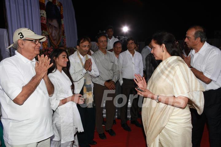 Hema Malini pays respect at Dev Anand's prayer meet