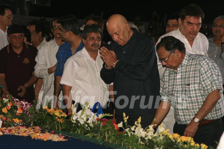 Prem Chopra and Raza Murad pays respect at Dev Anand's prayer meet