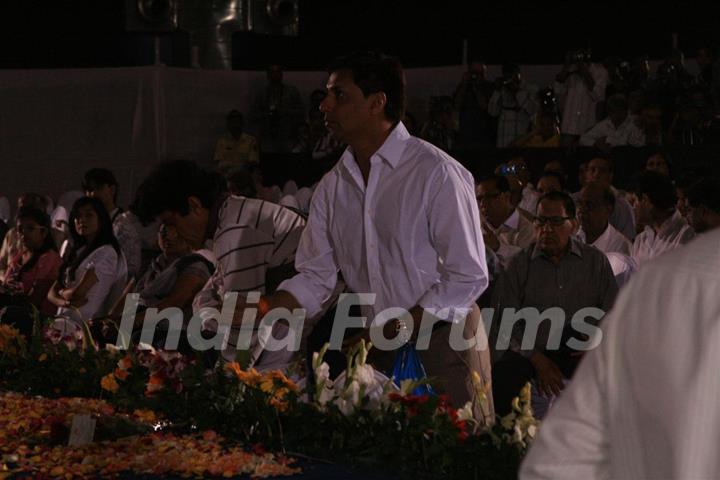 Madhur Bhandarkar pays respect at Dev Anand's prayer meet