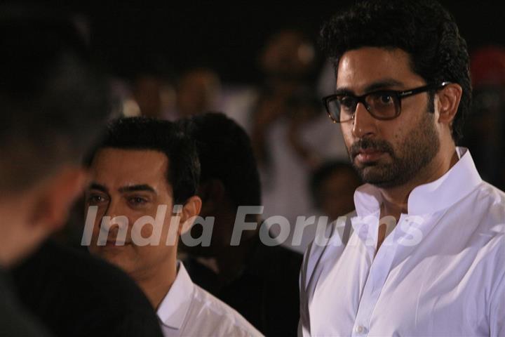 Abhishek Bachchan and Aamir Khan pays respect at Dev Anand's prayer meet