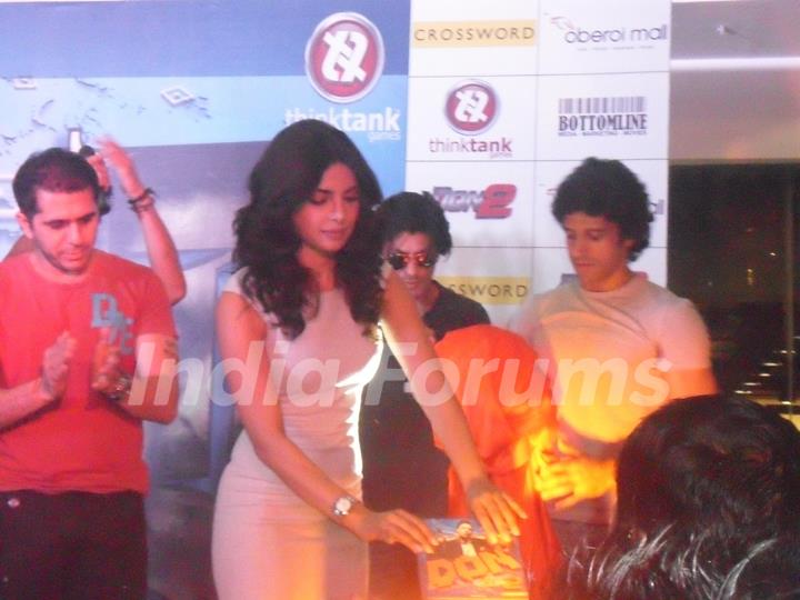 Shah Rukh Khan, Priyanka Chopra, Farhan Akhtar, Ritesh Sidhwani at Oberoi Mall for Don 2's game laun