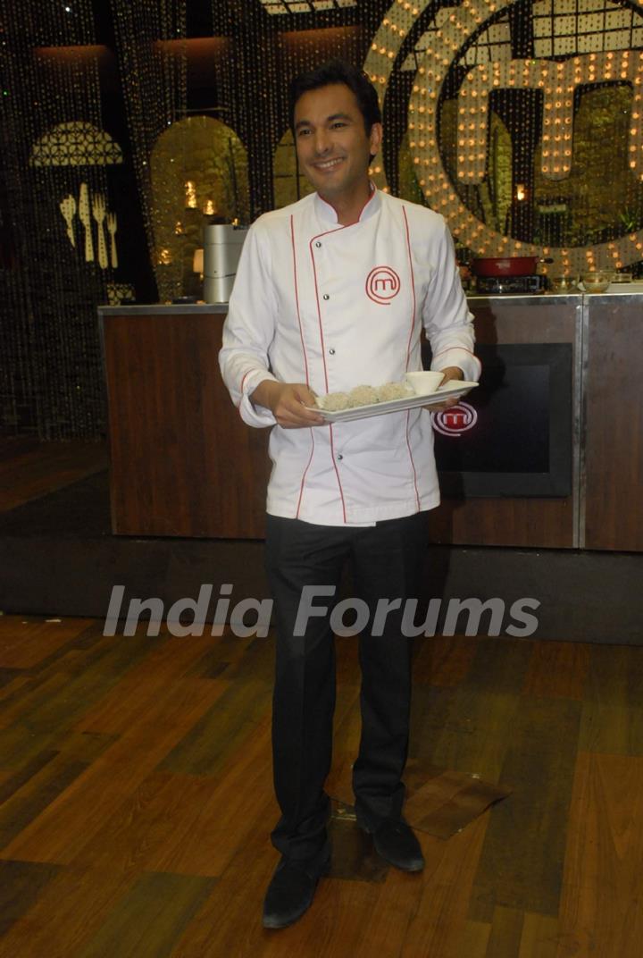 Vikas Khanna on the sets of Master Chef India 2 at RK Studios